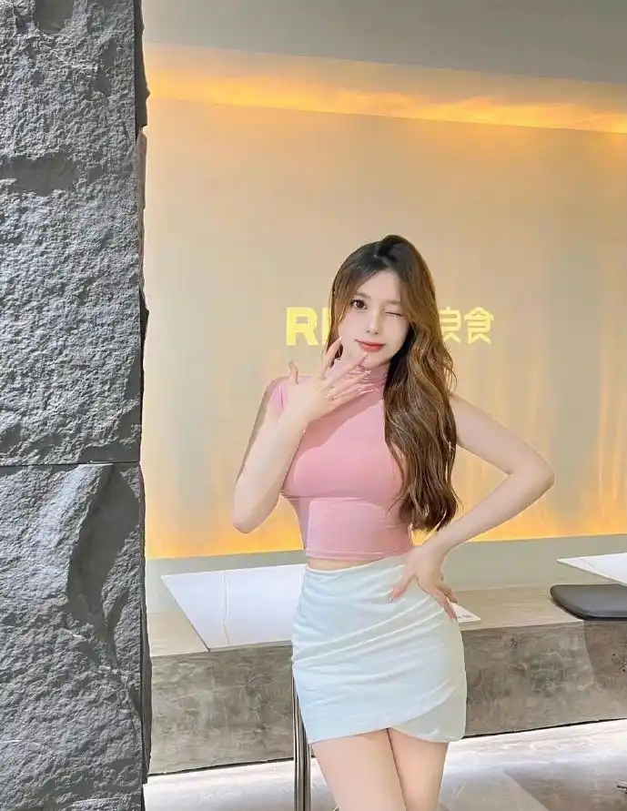 初中生使用电子设备学习英语